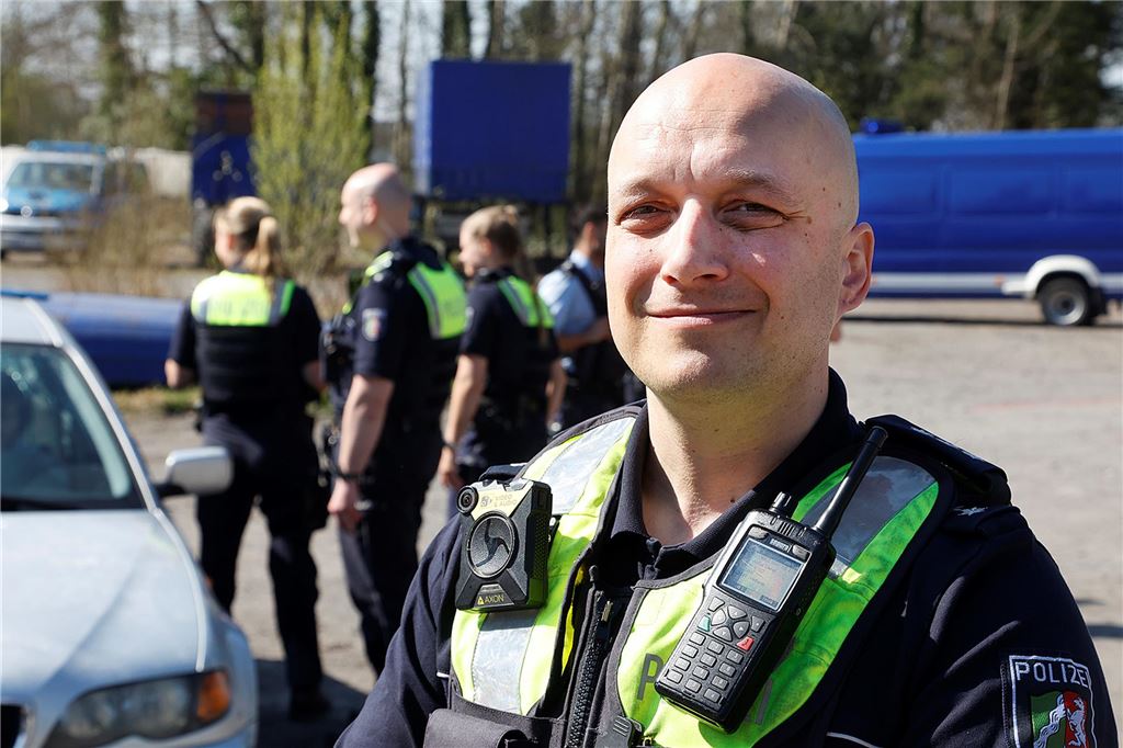 Polizei hat wieder Autofahrer an der Werner Straße kontrolliert Philipp Lübbert, stellvertretender Gruppenführer beim Verkehrsdienst, schaut in die Kamera.