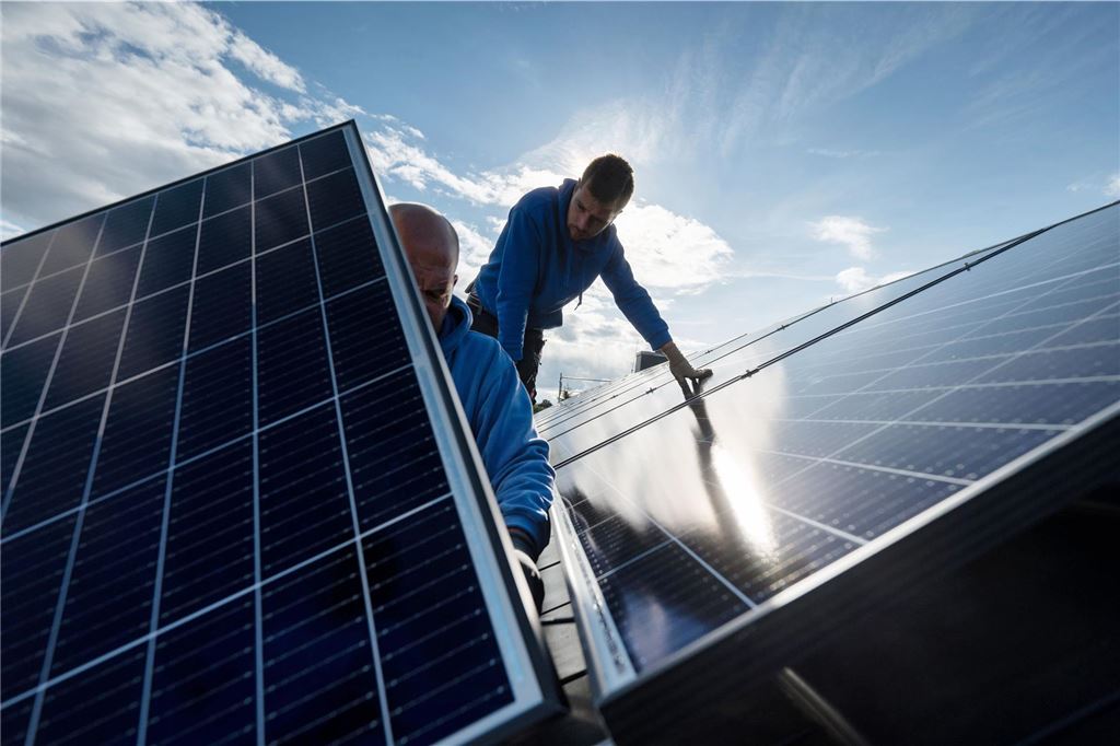 Geld sparen mit passender Sanierung: Stadt bietet Energieberatung an Auf einem Hausdach wird eine Photovoltaikanlage installiert.