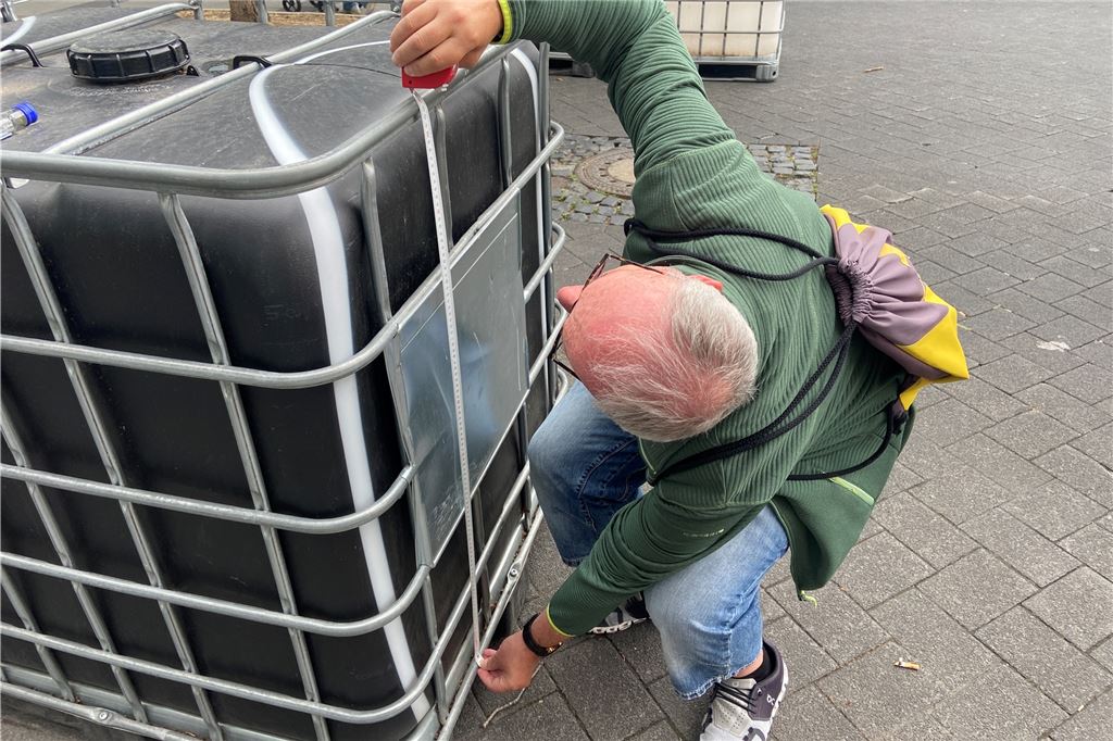 37.000 Liter gegen Terror: Unnaer (64) fordert Alternative zu Wassertanks Pieter Bot misst nach: Über 1000 Liter Wasser passen in einen Tank, den die Stadt Unna für die Terrorabwehr einsetzt. Das ist dem Unnaer zu viel Wasser, das im Anschluss im Gulli landet.