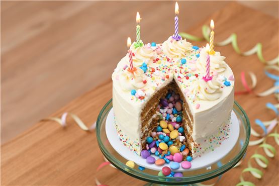 Piñata-Kuchen: Geburtstagstorte mit bunter Überraschungs-Füllung