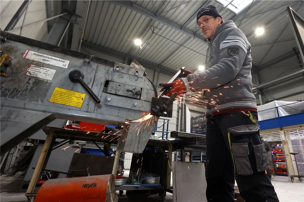 Mobile Hallen aus dem Technopark: Aufträge aus der Rüstungsindustrie Piotr Micek bearbeitet eine vorgefertigte Stütze aus Stahl, die Bestandteil einer Falthalle wird.