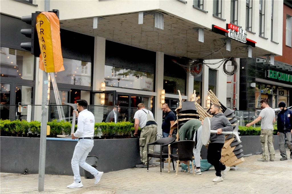 Café Extrablatt vor der Eröffnung: 40 Kellner erhalten letzte Tipps Platz für 80 Gäste wird nach und nach in der Außengastronomie entstehen. Am Donnerstagmorgen (9.6.) wurden dort noch Stühle und Tische geschleppt.