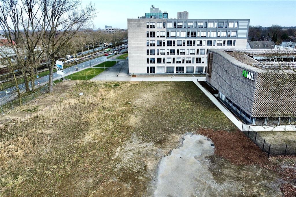 Hotelpläne an Kreuzung Ophoff gestorben: Jetzt will DSW21 selber bauen Platz für den Neubau: Hinten das erste, 2004 fertiggestellte Gebäude, rechts das Parkhaus der Kassenärztlichen Vereinigung Westfalen-Lippe (KVWL).