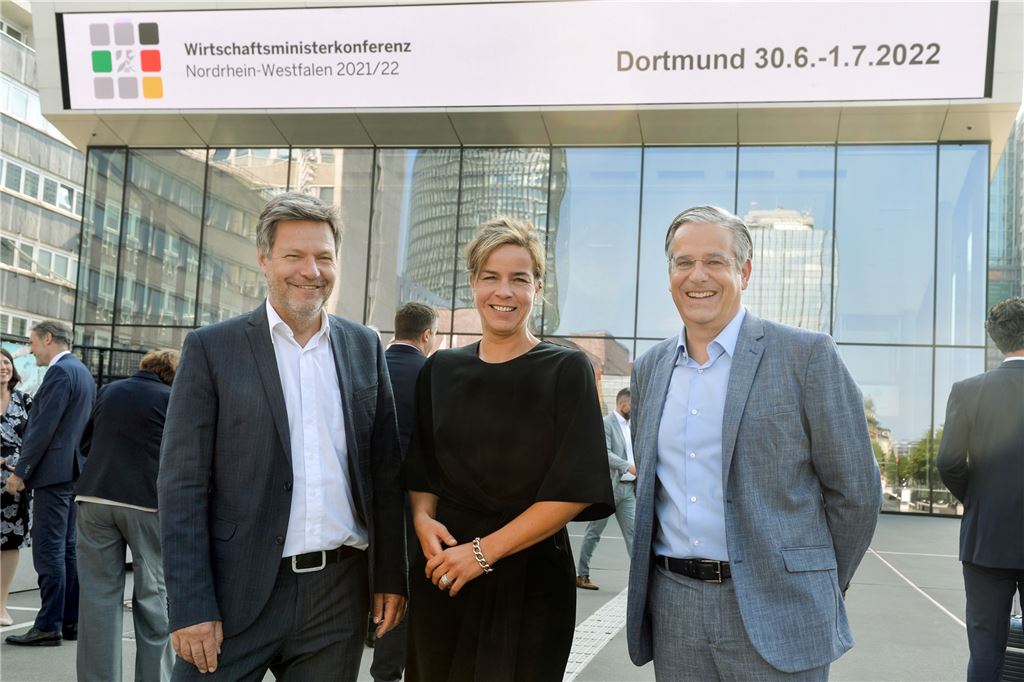 Corona-Zeit in Museen weiter spürbar: Neuer Spitzenreiter bei Besucherzahlen Polit-Prominenz in Dortmund: Bundeswirtschaftsminister Robert Habeck (l.) und NRW-Wirtschaftsministerin Mona Neubaur trafen sich im Fußballmuseum und wurden von dessen Direktor Manuel Neukirchner begrüßt.