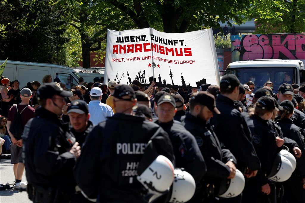 Weitgehend friedlicher 1. Mai in Berlin: Senat zieht Bilanz zu Demos Polizei beobachtet die Teilnehmer bei einer Demonstration linker Gruppen zum 1. Mai im Schanzenviertel.