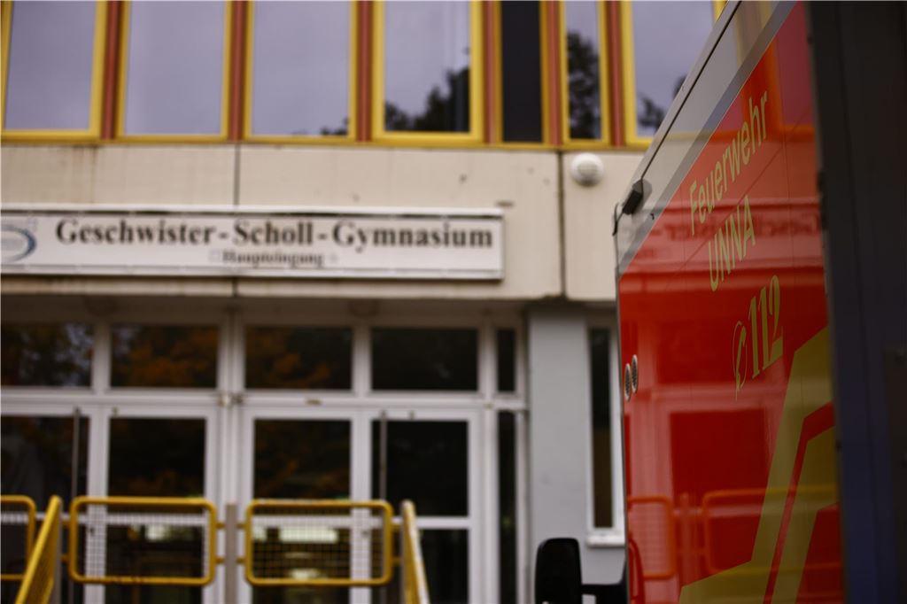 Arbeitsunfall: Hubschrauber landet am Geschwister-Scholl-Gymnasium Ein Rettungswagen steht vor dem Geschwister-Scholl-Gymnasium in Unna.