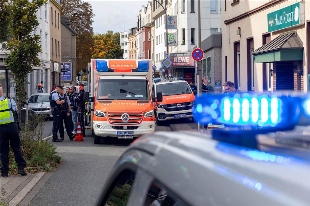 Gerücht um Geiselnahme in Bochum: Was steckt hinter dem SEK-Einsatz? Polizei und Rettungskräfte auf dem Werner Hellweg in Bochum.