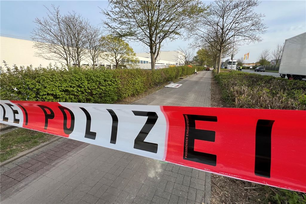 US-Wurfgranate bei Fiege entdeckt: Kampfmittelräumdienst rückte an Polizeiband sperrt den Bereich rund um die Fundstelle der Granate an der Schlosserstraße ab.