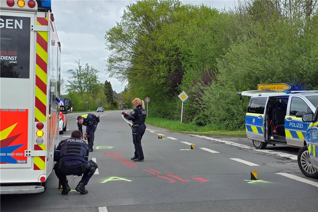 Schwerer Unfall in Billmerich: Auto erwischt Radfahrer olizisten bei der Aufnahme des Unfalls in Unna-Billmerich an Karfreitag (18.4.25).