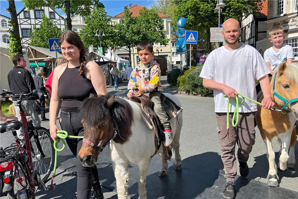 Ein Kind auf einem Pony.