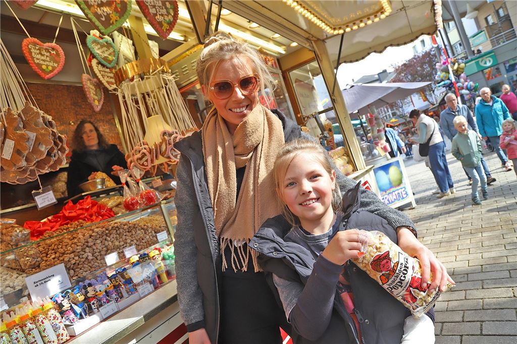 Mutter und Tochter am Süßigkeitenstand.