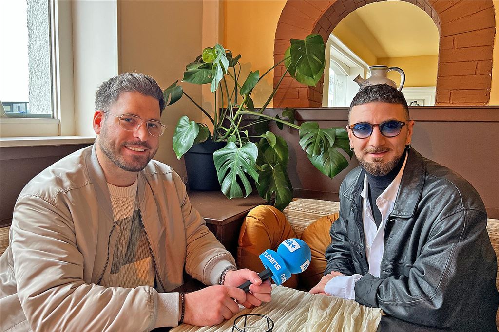 Popmusiker Faso: Von der Teenieband bis in den ZDF-Fernsehgarten Popmusiker und Songwriter Faso (r.) aus Fröndenberg im Gespräch mit HA-Reporter Stefan Schier über seine Anfänge in einer Teenie-Band, seine Zusammenarbeit mit Förderer Peter Plate und wie er mit Ross Antony und Andrea Kiewel im ZDF-Fernsehgarten im Pool gelandet ist.