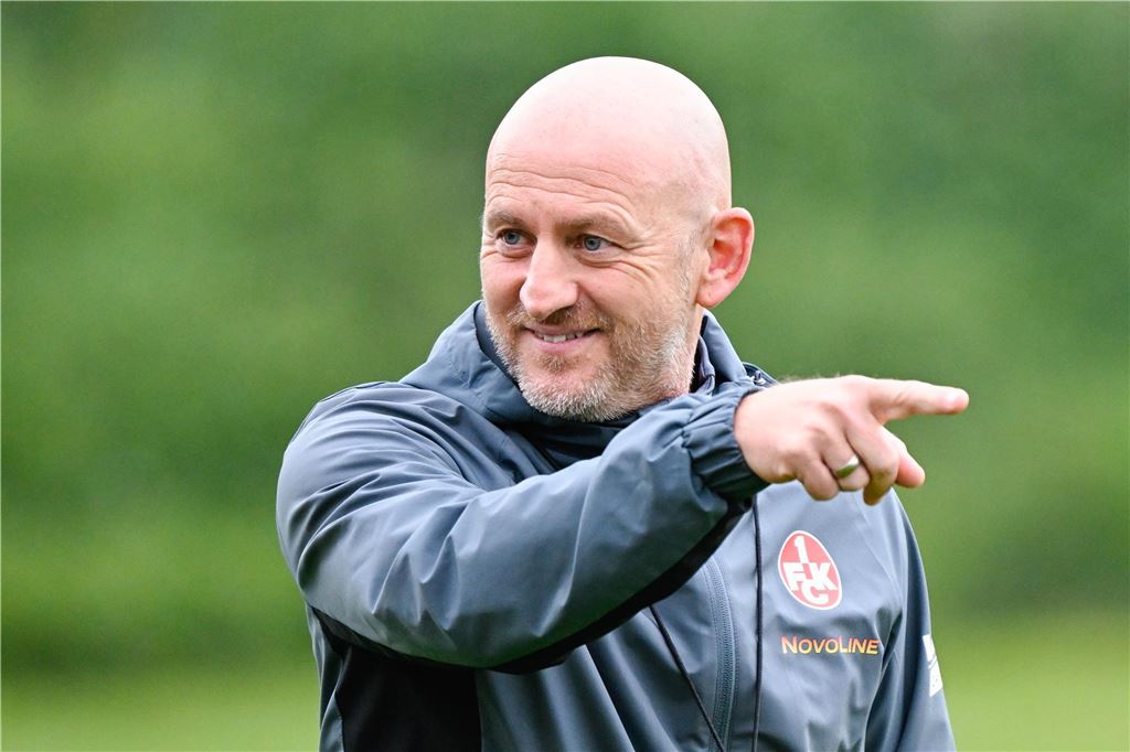 Nach dem Trainer-Beben: Schalke auf dem „Betze“ Fußball: 2. Bundesliga, Training 1. FC Kaiserslautern, Trainingsgelände. Torsten Lieberknecht, neuer Trainer des 1. FC Kaiserslautern, gestikuliert. (zu dpa: «Der Nächste, bitte: Lieberknecht mit Auftrag Aufstieg») +++ dpa-Bildfunk +++