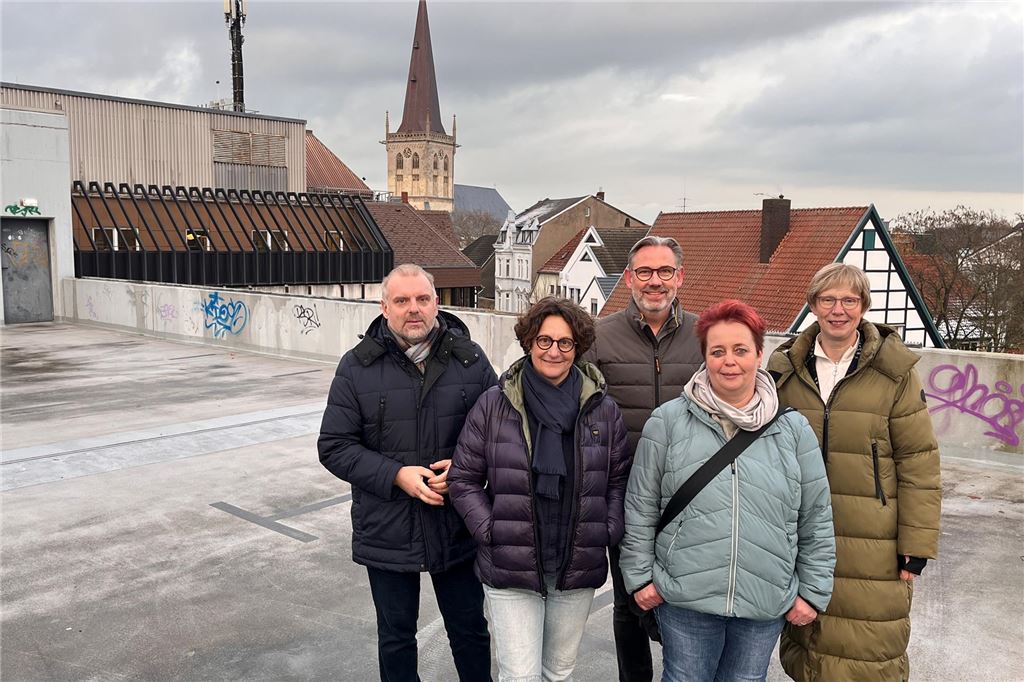 Endlich ein Standort: Schnückel bietet Parkdeck für Taubenhaus an Pressetermin hoch über den Dächern der Unnaer Innenstadt: Schnückel-Chefin Silke Krischer (r.) stellt ihr oberstes Parkdeck für ein Taubenhaus zur Verfügung. Darüber freuen sich (v. l.) Bürgermeister Dirk Wigant, Claudia Keuchel (Bündnis 90/Die Grünen), Thomas Weber (City-Werbering) und Sandra Abdinghoff (Tierschutzverein Unna).