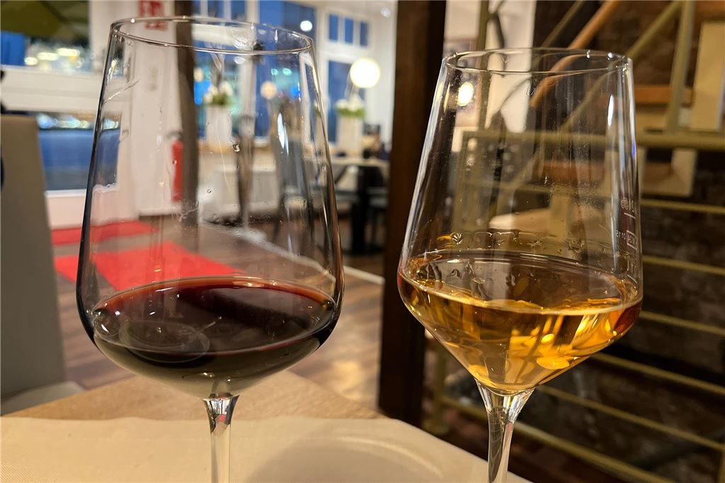 Wenig zu meckern beim Restaurant-Test von Billy Reinas Bistro „SiSi“ Zwei volle Weingläser stehen auf einem Tisch im Bistro SiSi in Unna.