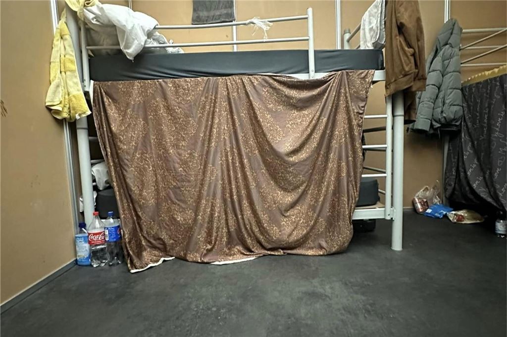 60 Schlafplätze pro Zelt, bis zu acht Betten pro Kabine: Bedingungen in der Zeltstadt Ein Schlafplatz in der Notunterkunft