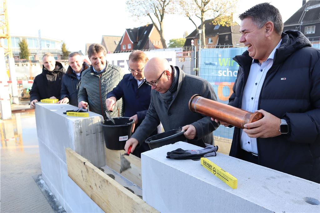 „Wohnungsbau ankurbeln“: Bau-Gewerkschafter legt Finger in Wunden Landrat Mario Löhr (r.) bei einer Grundsteinlegung in Selm