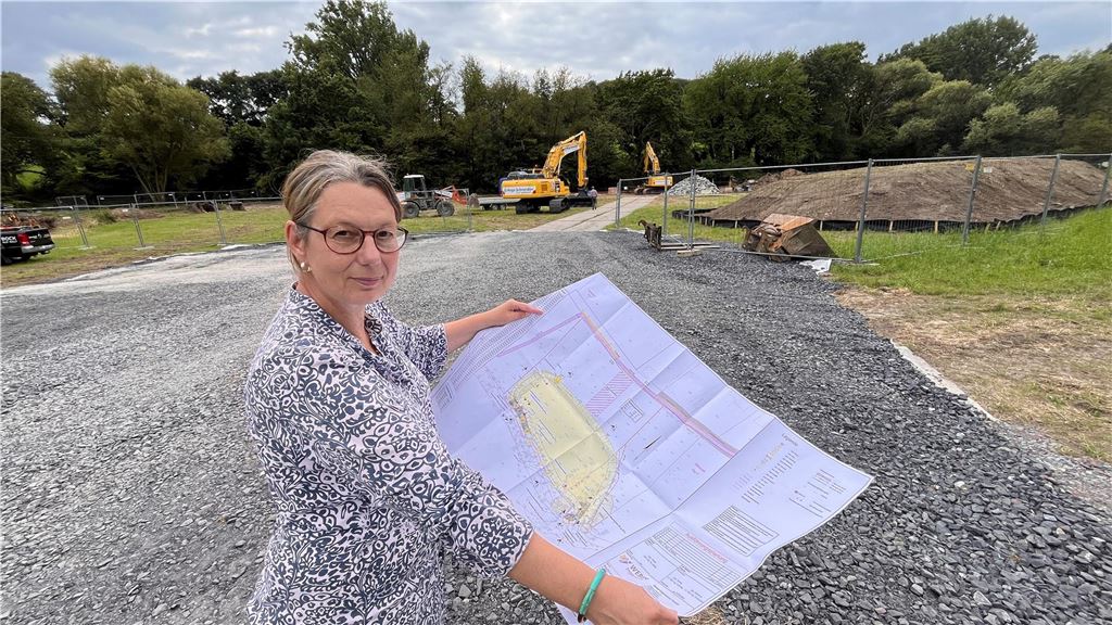 Naturschutz ist Pflicht: Stadtbetriebe bauen Staufläche in Billmerich Vera Rabe von den Stadtbetrieben Unna zeigt einen Bauplan