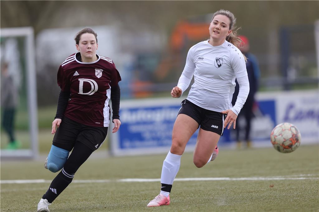 PSV Bork mit Torspektakel gegen SW Silschede Sophie Groß rennt.