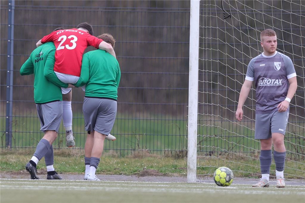 Zwei Platzverweise: GS Cappenberg gewinnt Derby gegen PSV Bork Ersatzspieler des PSV Bork tragen Torwart Jendrik Risthaus verletzt vom Feld.
