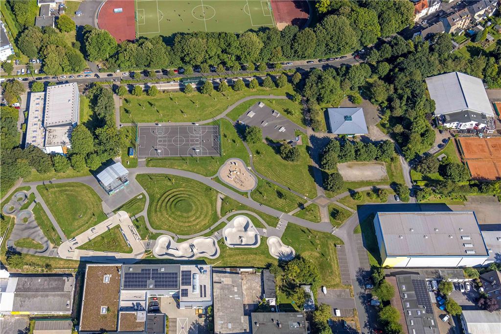 Pumptrack im Sport- und Freizeitpark (Skatepark Hombruch), Hombruch, Dortmund, Ruhrgebiet, Nordrhein-Westfalen, Deutschland