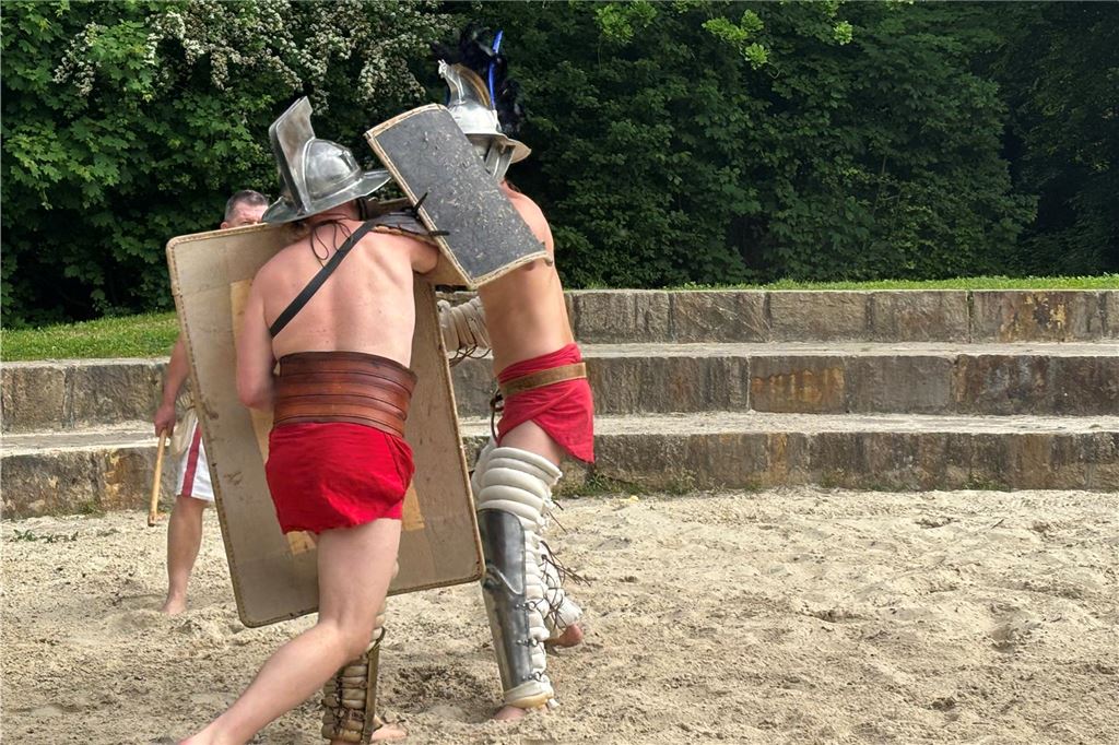 Zwei Gladiatoren kämpfen. 