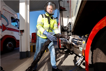 Radek Zydorek aus Polen betankt seinen Truck mit dem Flüssiggas LNG. Der Kraftstoff  ist so kalt, dass er Schutzkleidung benötigt. 324 Kilogramm führt er dem Tank zu. Dafür werden rund 810 Euro fällig.