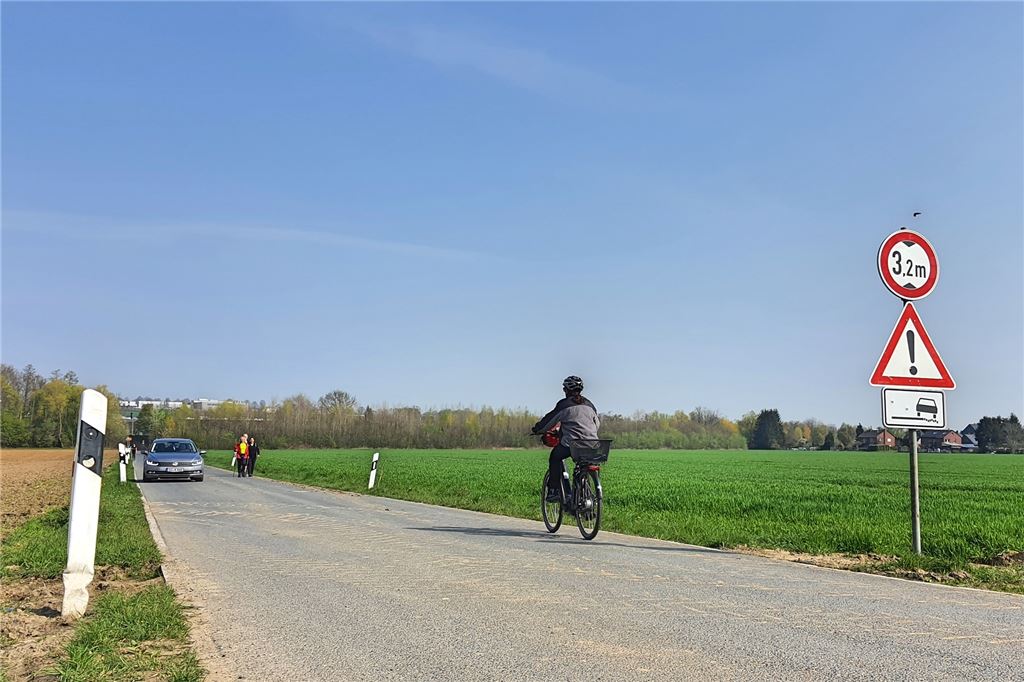 Am Wohnpark Emscherquelle: Investor kündigt Baustart für Radweg an Radfahrer, Autos, Wanderer treffen entlang der Schäferkampstraße nicht selten aufeinander. Wer hier unterwegs ist, muss stets aufmerksam sein.