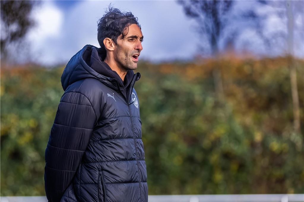 Trio übernimmt Zepter: Neue Details zum Trainerwechsel beim Lüner SV Rafik Halim ruft etwas auf das Spielfeld.