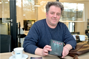 Raimon Weber stellt seine neue Hörspielreihe „VIDAN – Schrei nach Leben“ am 56. März im Kinorama vor. Dabei nutzt er die technischen Möglichkeiten, die das Kino bietet.