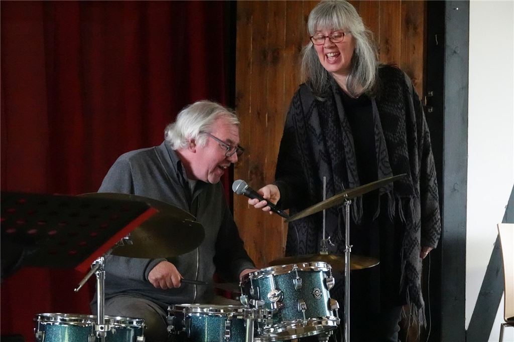 Waffelstübchen eröffnet: Jazz zur Mittagszeit auf dem Emscherquellhof Ralf Bornowski spielte auf einem Kinderschlagzeug. Sängerin Angela Malzer steuerte beim ersten Einsatz nur ein „Da-Da-Dam“ zu Richie Beirachs „Elm“ bei.