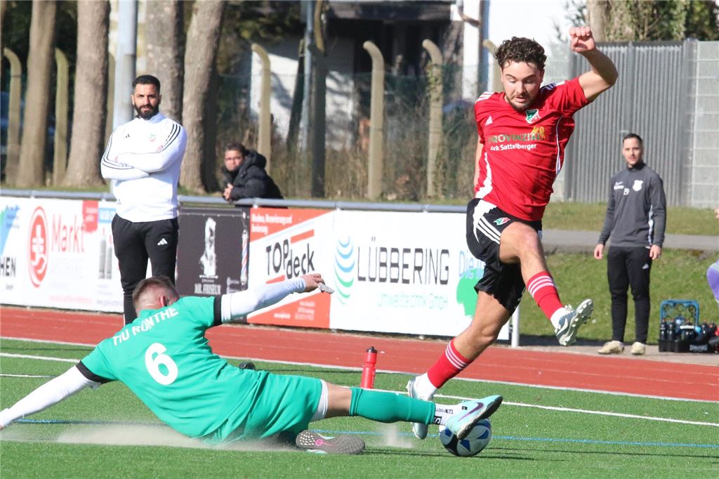 SC Fröndenberg-Hohenheide fulminant: TIU Rünthe kassiert hohe Packung Ramazan Korkut (r.) erhöhte auf 2:0 für den SC Fröndenberg-Hohenheide.