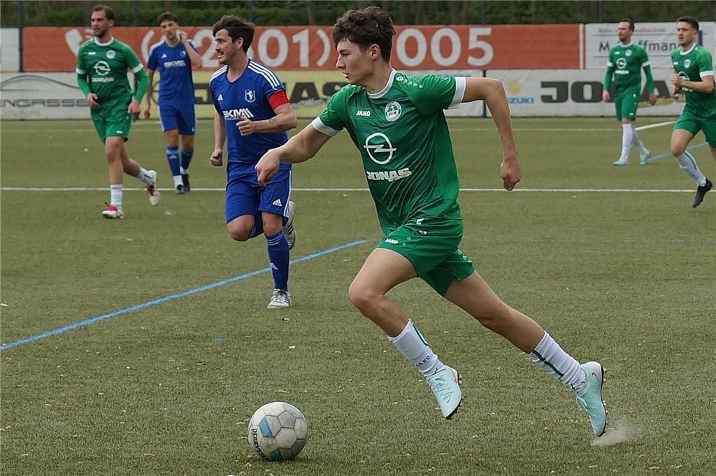 SG Massen II feiert gegen BSV Heeren den dritten Sieg in Folge Raphael Probst im Dribbling