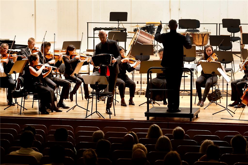 Heftige Rhythmus-Explosionen: Rasmus Baumann beim Start der Sinfonie-Saison Rasmus Baumann am Mittwochabend am Dirigentenpult der Neuen Philharmonie Westfalen.