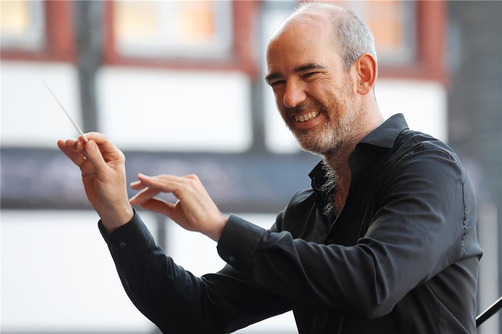 Neue Philharmonie spielt kostenloses Open-Air-Konzert auf dem Markt Rasmus Baumann steht auf der Bühne beim Open-Air-Konzert der Neuen Philharmonie auf dem Marktplatz in Unna im Jahr 2023.