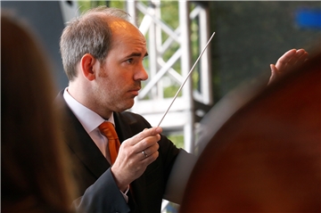 Rasmus Baumann leitet das Orchester der Neuen Philharmonie Westfalen.
