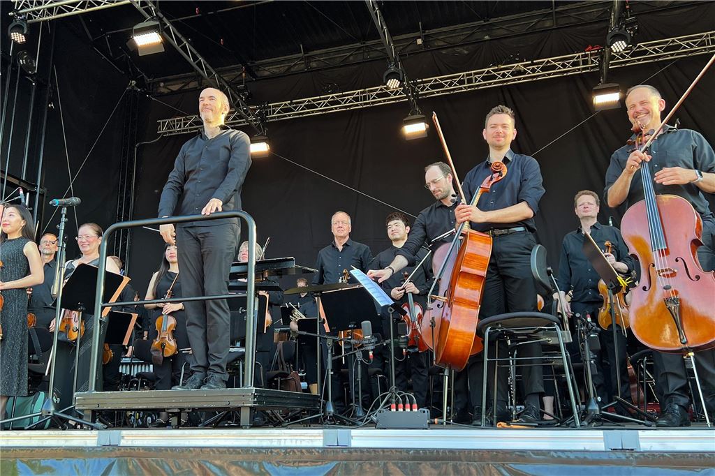 Picknick trifft Philharmonie: Kulturschmaus mit Wein, Käse und Schinken Rasmus Baumann und seine Musiker genossen den Auftritt offenbar sehr. An dem Abend passte alles – ein tolles Ensemble, ein begeisterungsfähiges Publikum, bestes Sommerwetter – und eine vorzügliche Organisation durch die Stadt Kamen.