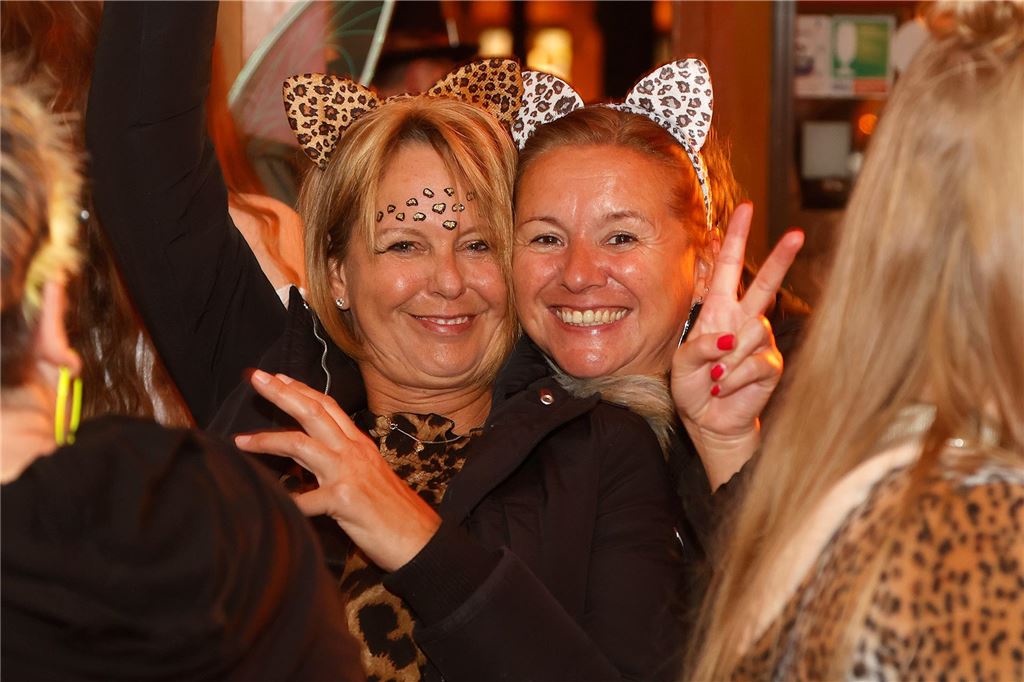 Zwei Frauen mit Leopardenohren.