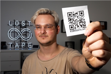 Raum für ein Kunst-Phantom: Filmemacher Felix Eller zeigt in den Räumen seiner Firma Lost Tape Werke, die unter dem Pseudonym „Keinsums.Art“ erschienen sind.