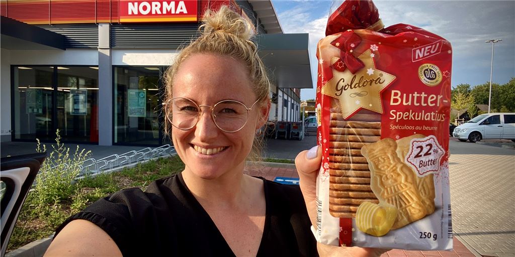 Spekulatius bei 30 Grad: Erstes Weihnachtsgebäck im Supermarkt gesichtet Redakteurin Claudia Pott ließ es sich nicht nehmen, im Rahmen der Recherche eine Packung Spekulatius zu kaufen. Den Kollegen in der Redaktion hat das Gebäck trotz der sommerlichen Temperaturen geschmeckt.