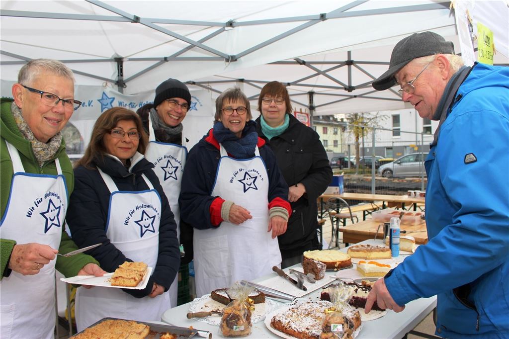 Weihnachtsmarkt erstmals seit Jahren ohne Bücherzelt Regelmäßiger Kuchenverkauf, wie auf dem Bild zu sehen während des Wochenmarktes, war einst auch ein Angebot von „Wir für Holzwickede“. Seit der Corona-Pandemie ist man hier aber zurückhaltender geworden.