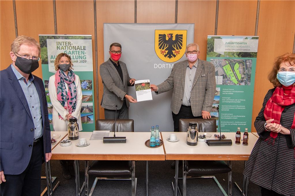 Geld für die IGA 2027: Erste Millionen-Förderung fließt nach Dortmund Regierungspräsident Hans Josef Vogel (2.v.r.) übergab den Förderbescheid an (v.l.) Planungsdezernent Ludger Wilde, Susanne Linnebach vom Amt für Stadterneuerung, Oberbürgermeister Thomas Westphal und Dr. Martina Oldengott von der IGA-Gesellschaft.