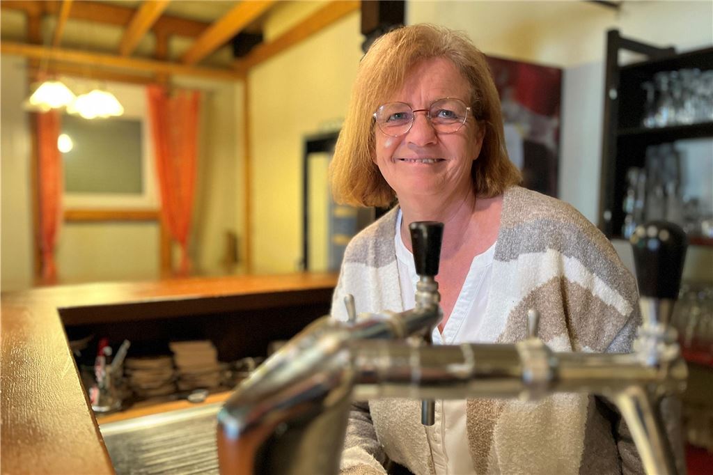 Neuer Name, neue Leitung: Aus der „Weinstube“ wird „Peters Party Pub“ Regine Siegel, Inhaberin Weinhaus Siegel, lächelt hinter dem Tresen.