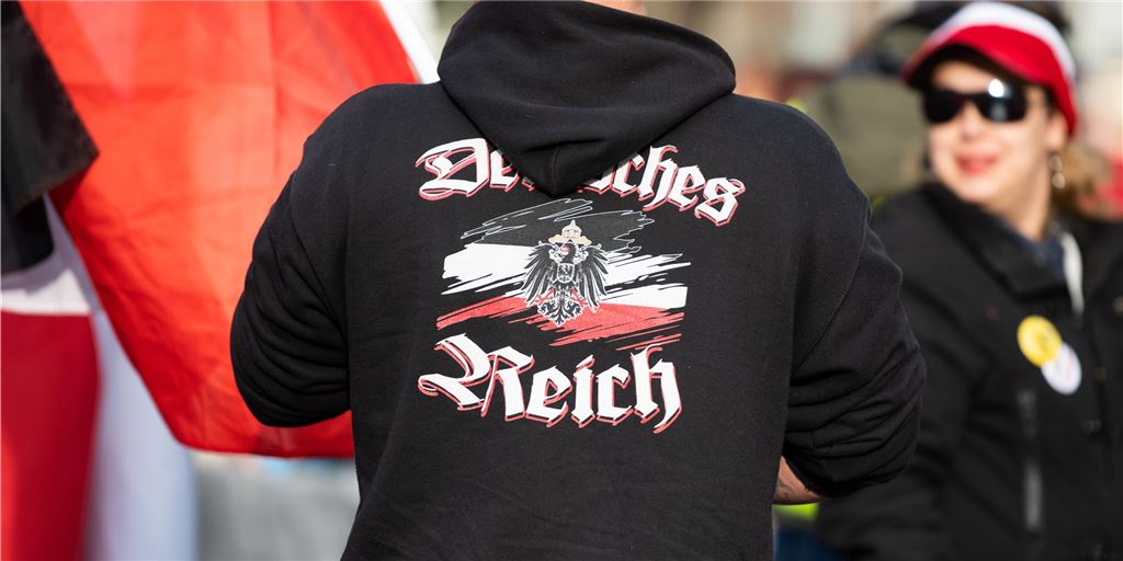 Feinde der Verfassung: So viele „zweifelsfreie Reichsbürger“ gibt es in Unna Reichsbürger sind längst nicht so einfach zu erkennen wie der Herr mit dem Hoodie auf diesem Symbolbild von einer Demonstration. In Unna verteilt die Szene derzeit Flyer.