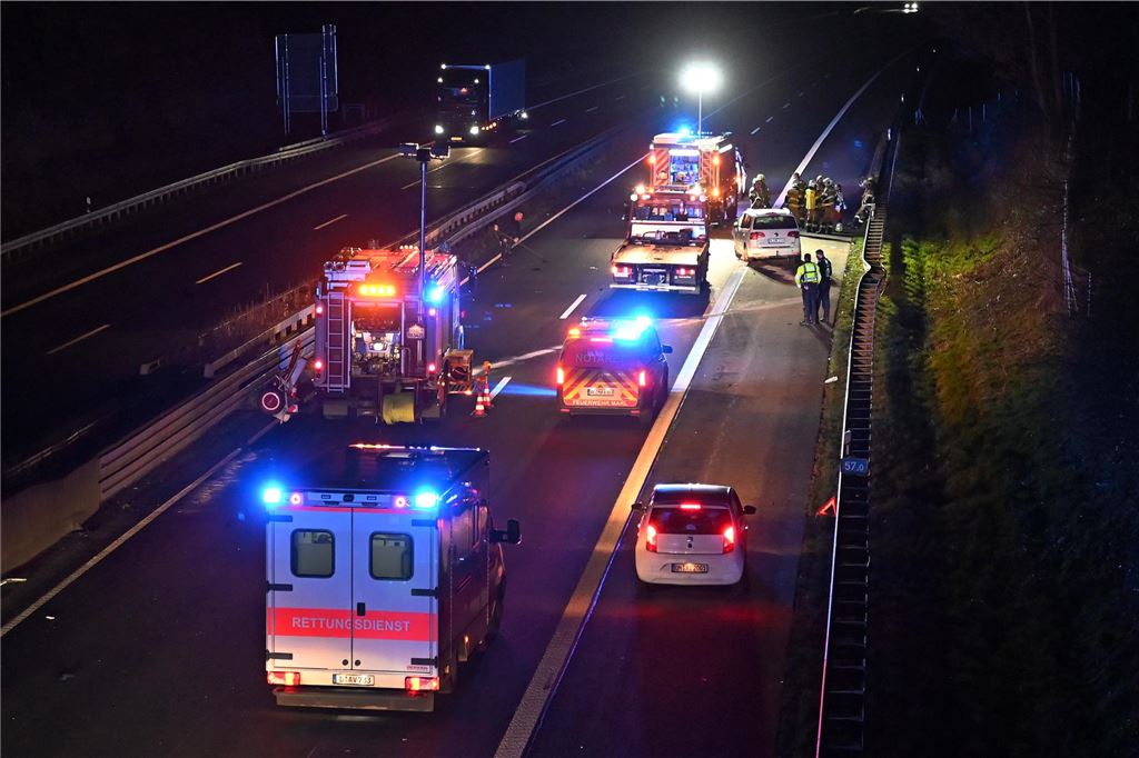 Familie verunglückt auf der Autobahn 43: Sechs Schwerverletzte Rettungswagen auf der Autobahn nach einem Unfall