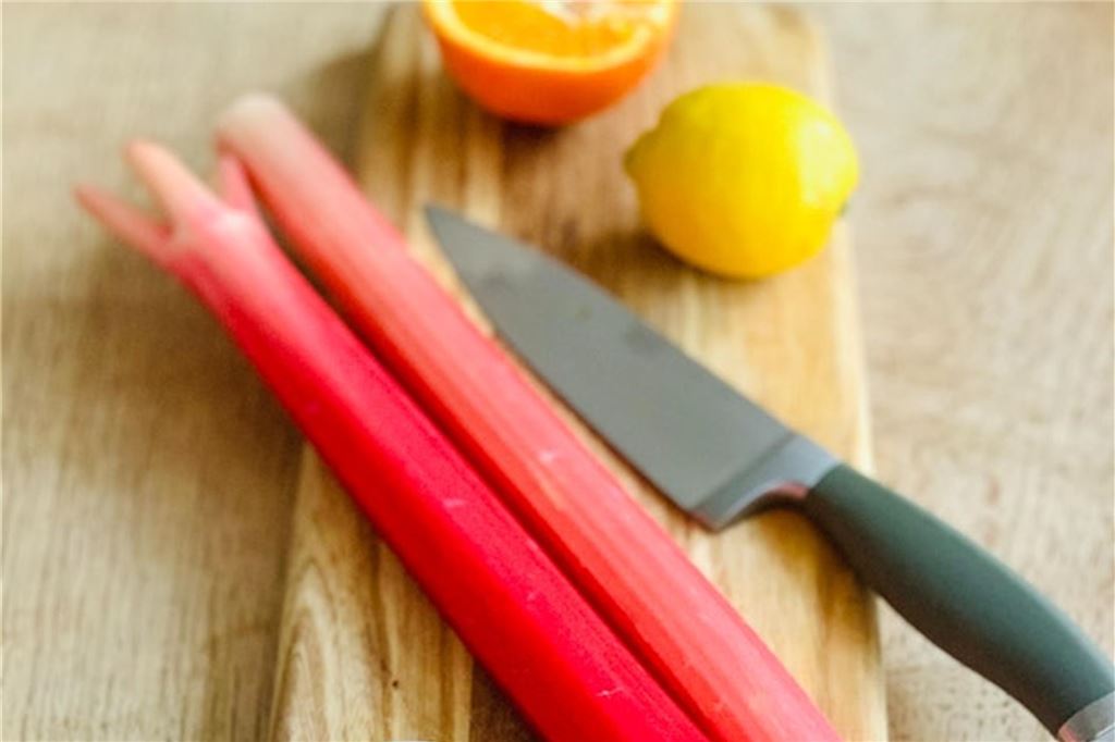 Erfrischend, fruchtig, selbstgemacht: 7 Rezepte für leckere Limonaden rhabarber wird auf einem brett geschnitten