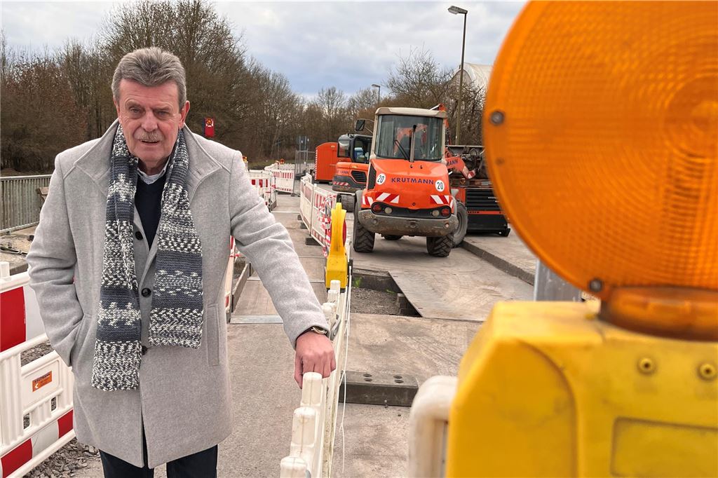 Busfahrer ärgert sich über Baustelle im Südfeld: „Das ist beschämend!“ Busfahrer Richard Keizer vor einem mit Absperrbaken flankierten Durchgang auf der Baustelle im Südfeld in Kamen.