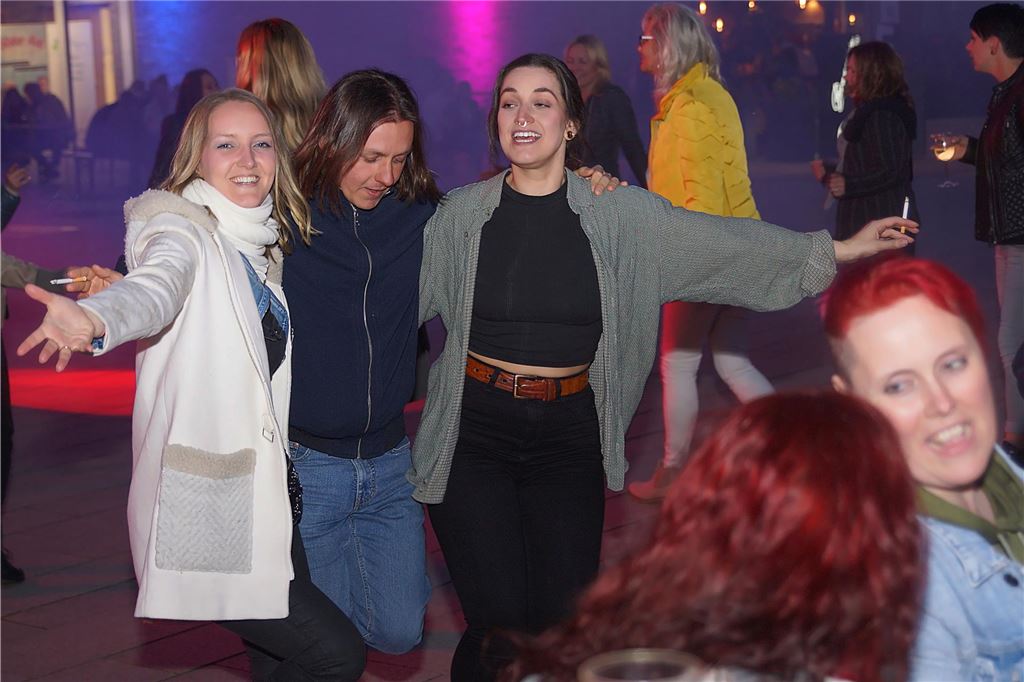 Darauf kann sich Holzwickede im ersten Halbjahr 2024 freuen Richtig gute Stimmung herrschte im Vorjahr auf der Tanz-in-den-Mai-Party mitten in Holzwickede.