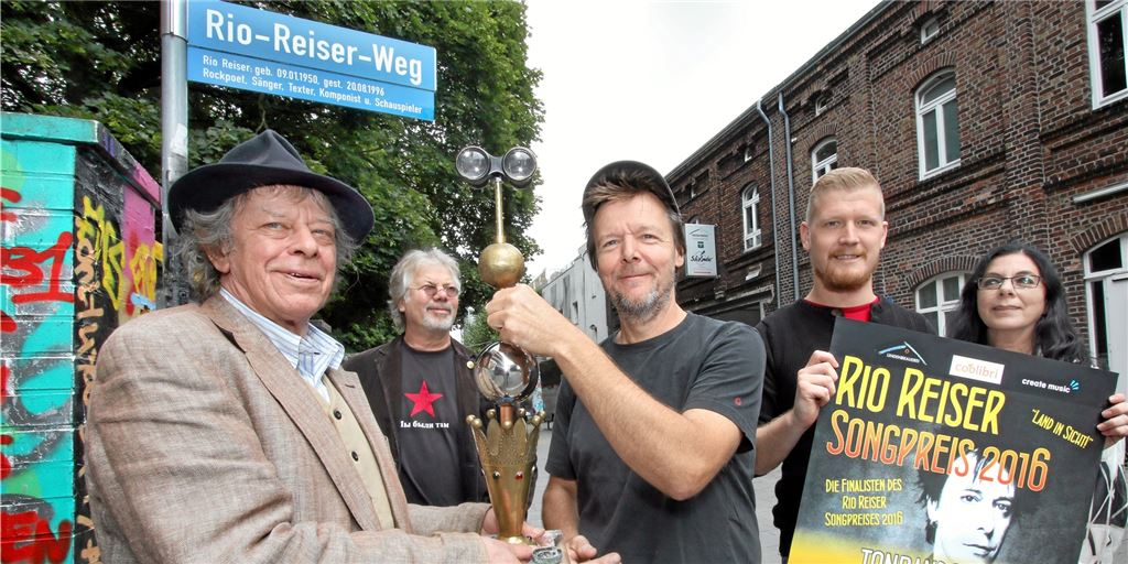Rio, der Radikalinski: Wie Unnas Reiser-Weg für Berlin zum Vorbild wird Rio Reisers Bruder und späterer Nachlassverwalter Peter Möbius (l.) lebte bis zu seinem eigenen Tod 2020 in Unna. Hier im Bild stellt er die Siegertrophäe für den Rio-Reise-Songpreis vor, die das Unnaer Künstlerpaar Frauke und Dietmar (2.v.l.) Nowodworski entworfen hat.