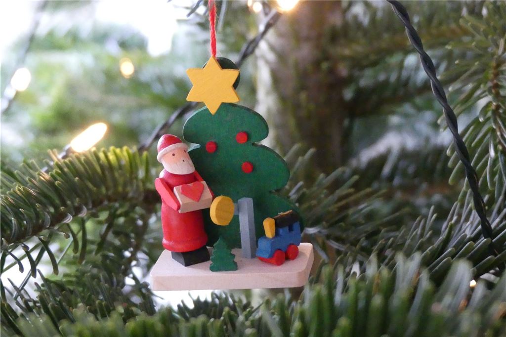 Psychotherapeut: „Selbst bestimmen, was Weihnachten sinnvoll macht“ Rituale wie das Baumschmücken schüren die Vorfreude auf das Weihnachtsfest.